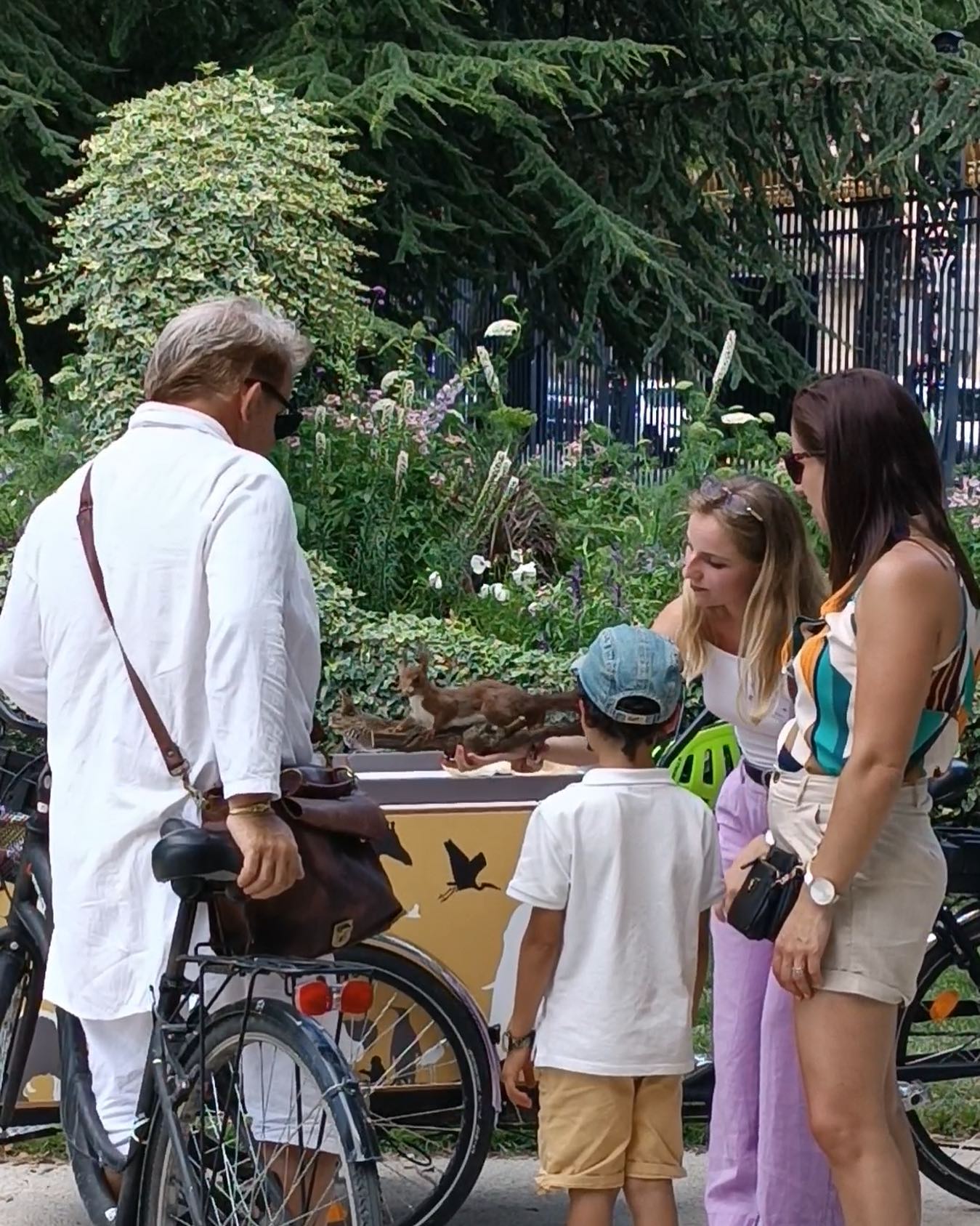Photo de visiteurs au stand sensibilisation du muséum